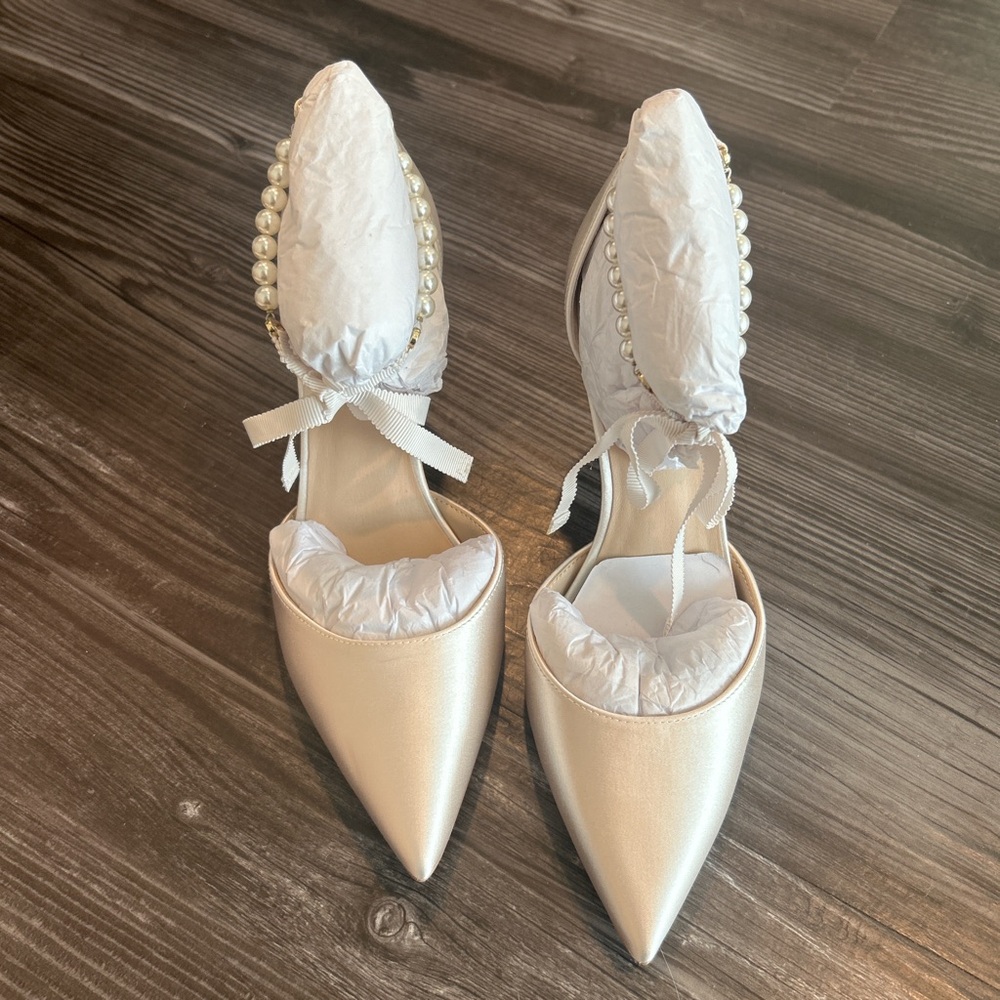 Elegant Cream Women's Shoes with Pearl Detailing